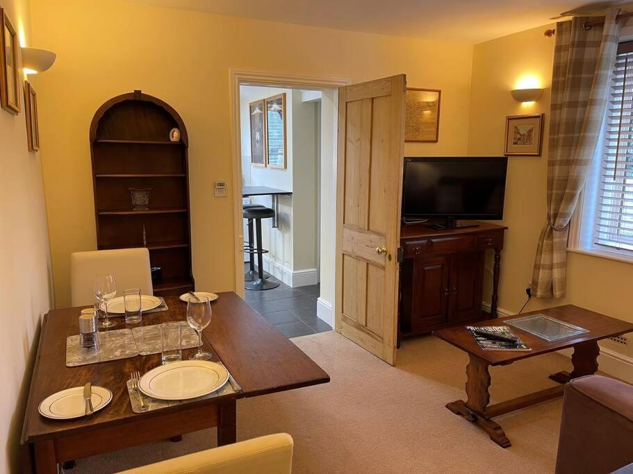 Shrewton Ground Floor Garden Cottage, Near Stonehenge מראה חיצוני תמונה
